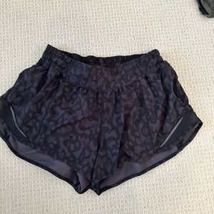 Lululemon hotty hot shorts size 6 reg
